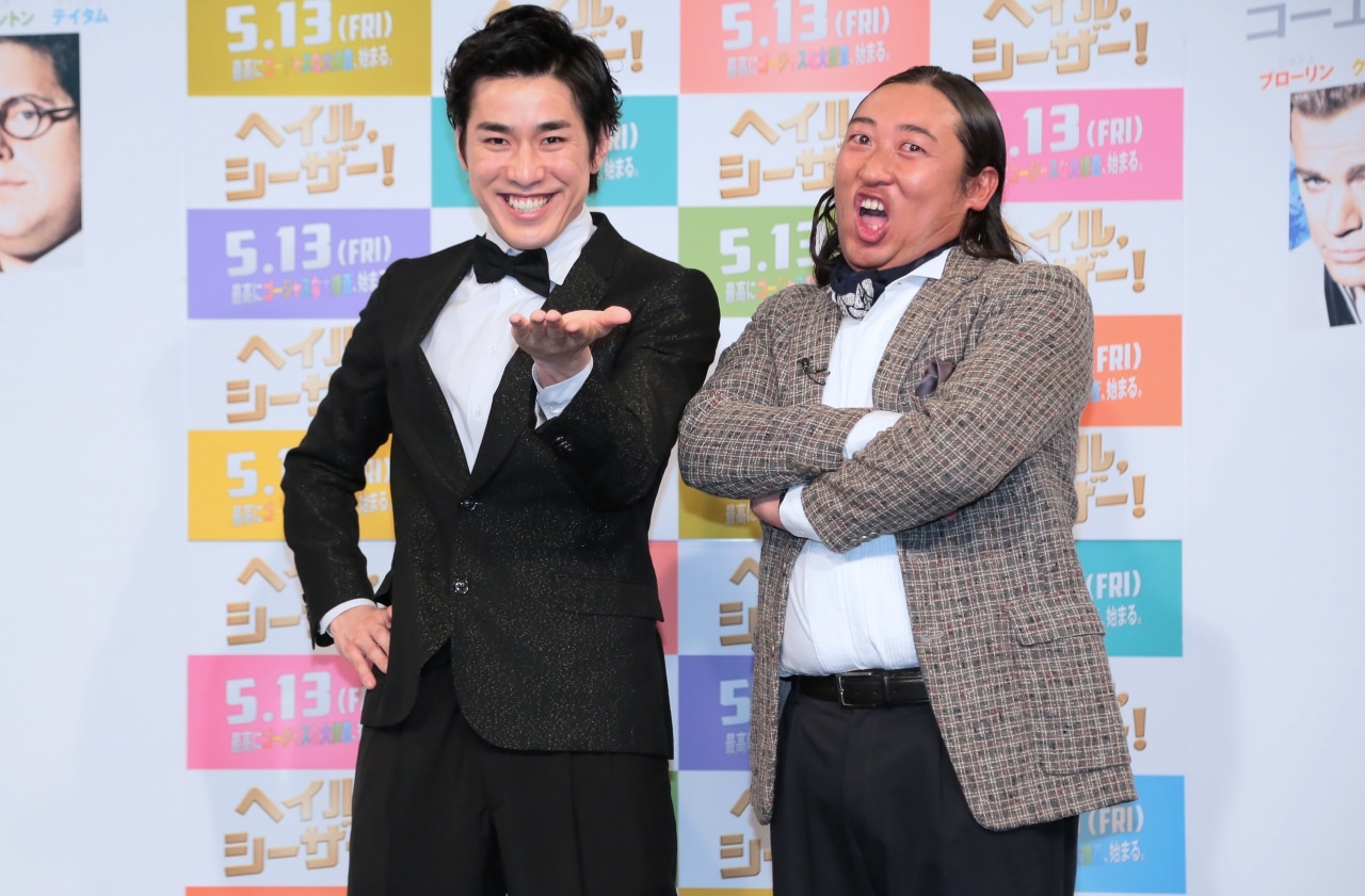 映画「ヘイル、シーザー！」の公開アフレコイベントに出演したロバート秋山（右）と高畑裕太（左）。