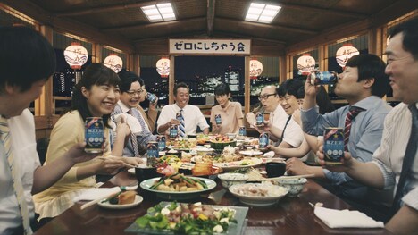 テレビCM「極ZERO ゼロにしちゃう会 屋形船篇」のワンシーン。