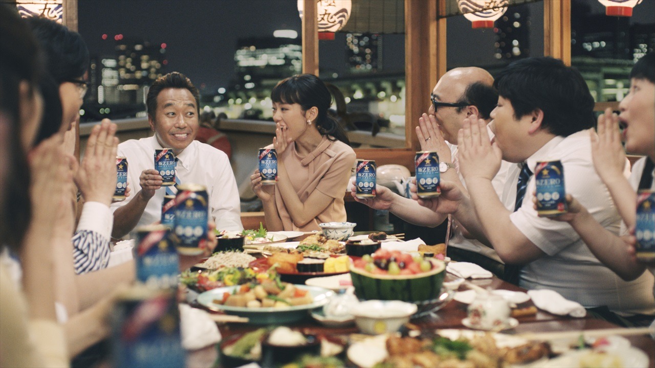 テレビCM「極ZERO ゼロにしちゃう会 屋形船篇」のワンシーン。