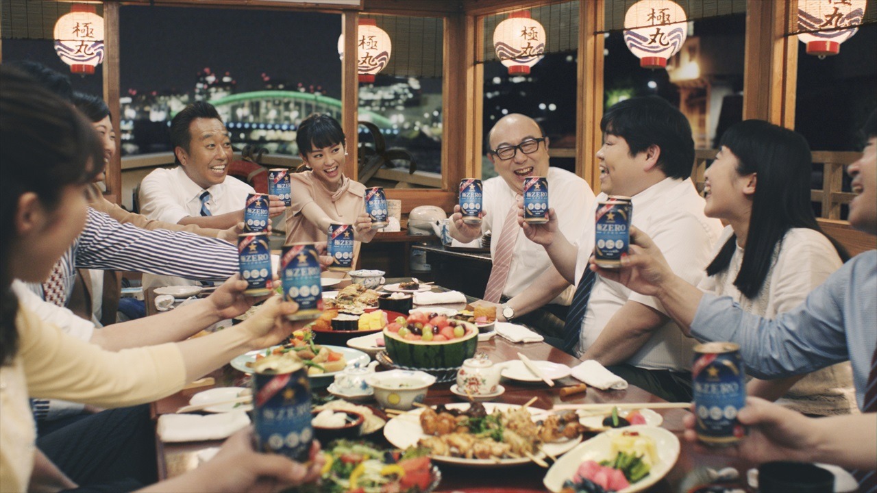 テレビCM「極ZERO ゼロにしちゃう会 屋形船篇」のワンシーン。