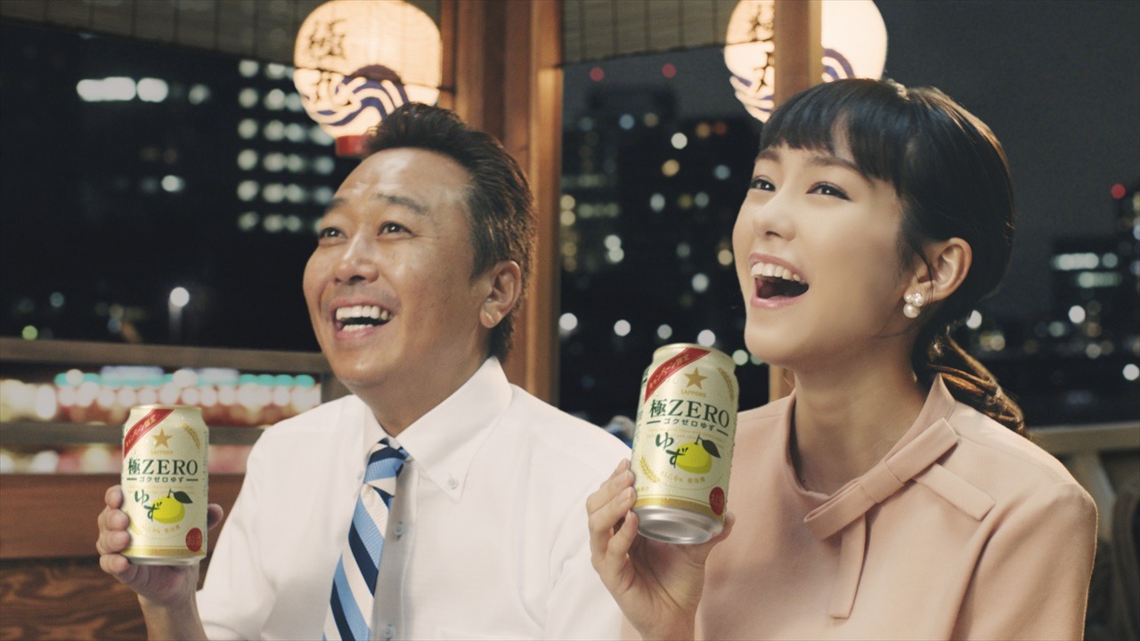 テレビCM「極ZERO ゼロにしちゃう会 屋形船篇」に出演する（左から）さまぁ～ず三村、桐谷美玲。