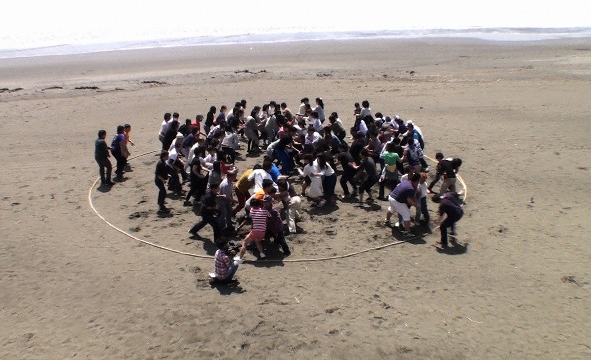 100人相撲に臨む原田泰造と99人の協力者たち。(c)日本テレビ