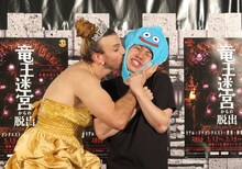 NON STYLE井上（右）にキスするレディビアード（左）。