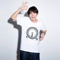 「ロッチ『リッチ』Tシャツ」を着用したロッチ・コカド。