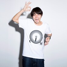 「ロッチ『リッチ』Tシャツ」を着用したロッチ・コカド。