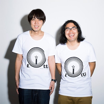 「ロッチ『リッチ』Tシャツ」を着用したロッチ。