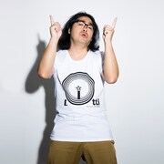 「ロッチ『リッチ』Tシャツ」を着用したロッチ中岡。