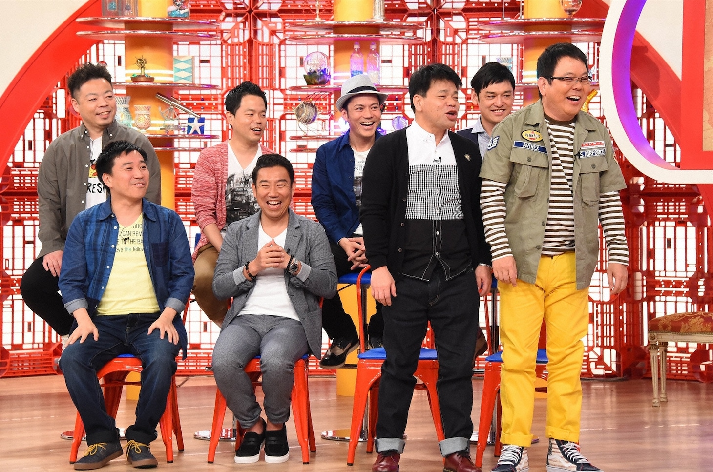 芸人リポーターとして出演する芸人たち。(c)関西テレビ