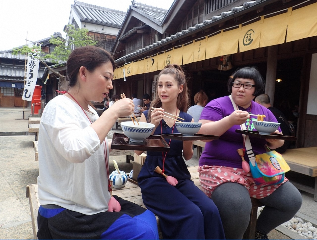 「旅ずきんちゃん」に出演する（左から）友近、ダレノガレ明美、メイプル超合金・安藤なつ。(c)CBC