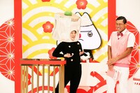 オードリー春日（右）とシュウマイになりきるフォーリンラブ・バービー（左）。(c)読売テレビ