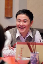 谷啓を演じる我が家・谷田部。(c)NHK