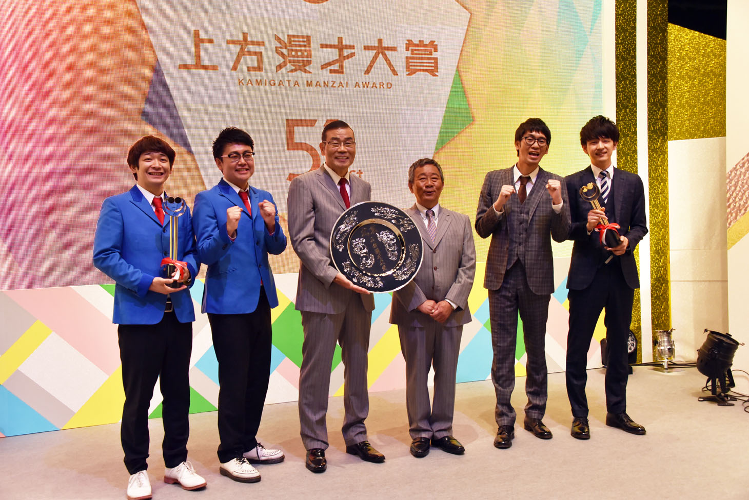 左から奨励賞の銀シャリ、大賞のオール阪神・巨人、新人賞のコマンダンテ。