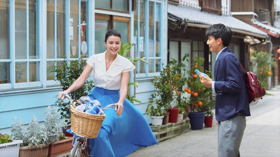 「オランジーナ」の新CM「先生登場篇」のワンシーン。