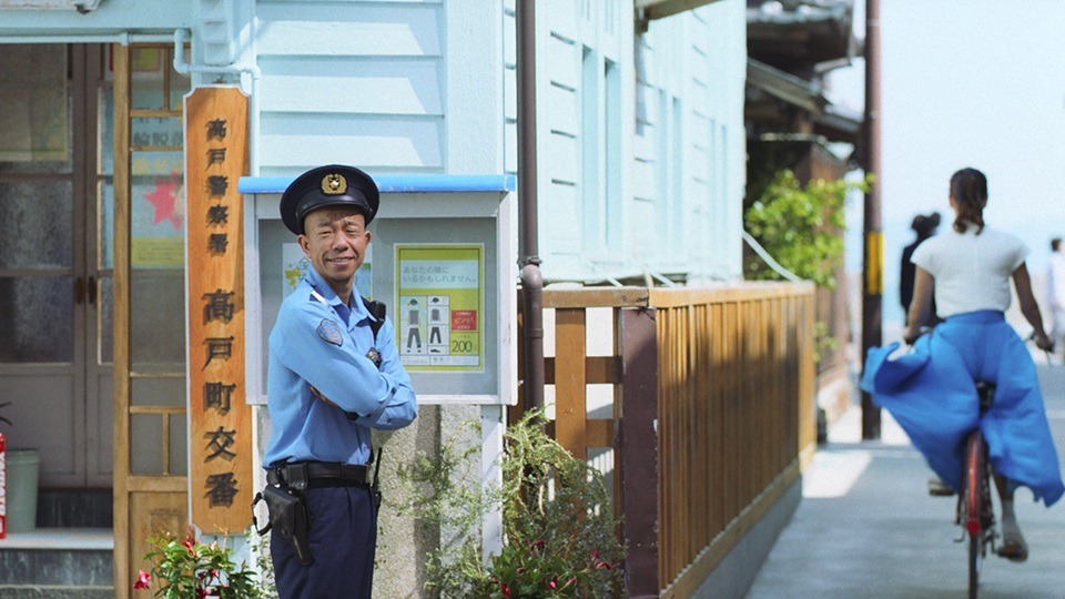 「オランジーナ」の新CM「先生登場篇」に出演するバイきんぐ小峠。