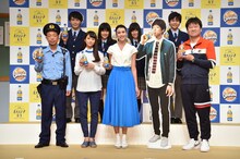 炭酸飲料「オランジーナ」の新CM発表会に登壇したバイきんぐ小峠（前列左端）。