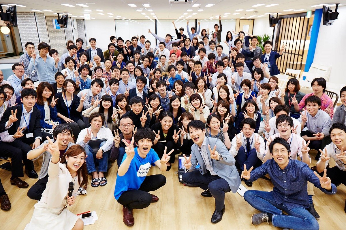 キングコング西野と株式会社クラウドワークスの社員たち。