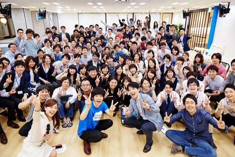 キングコング西野と株式会社クラウドワークスの社員たち。