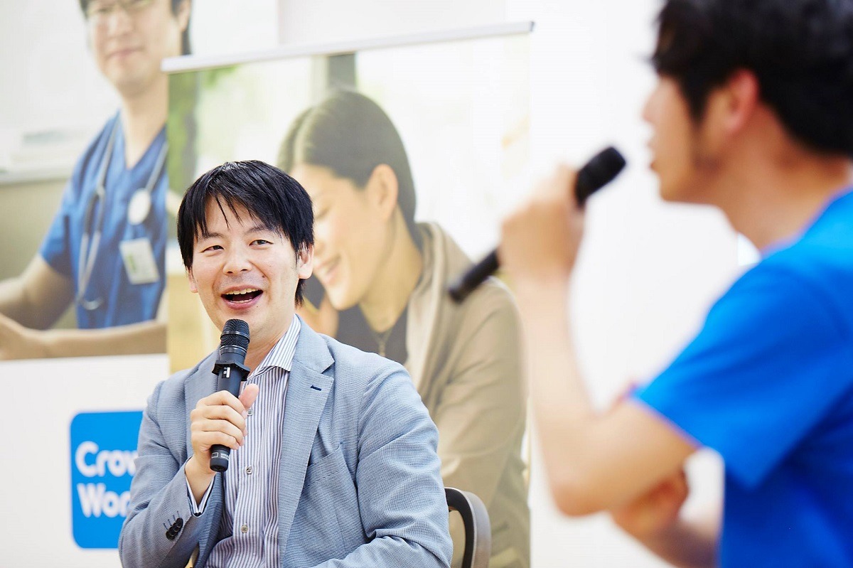 トークセッションを行う（左から）吉田浩一郎氏、キングコング西野。