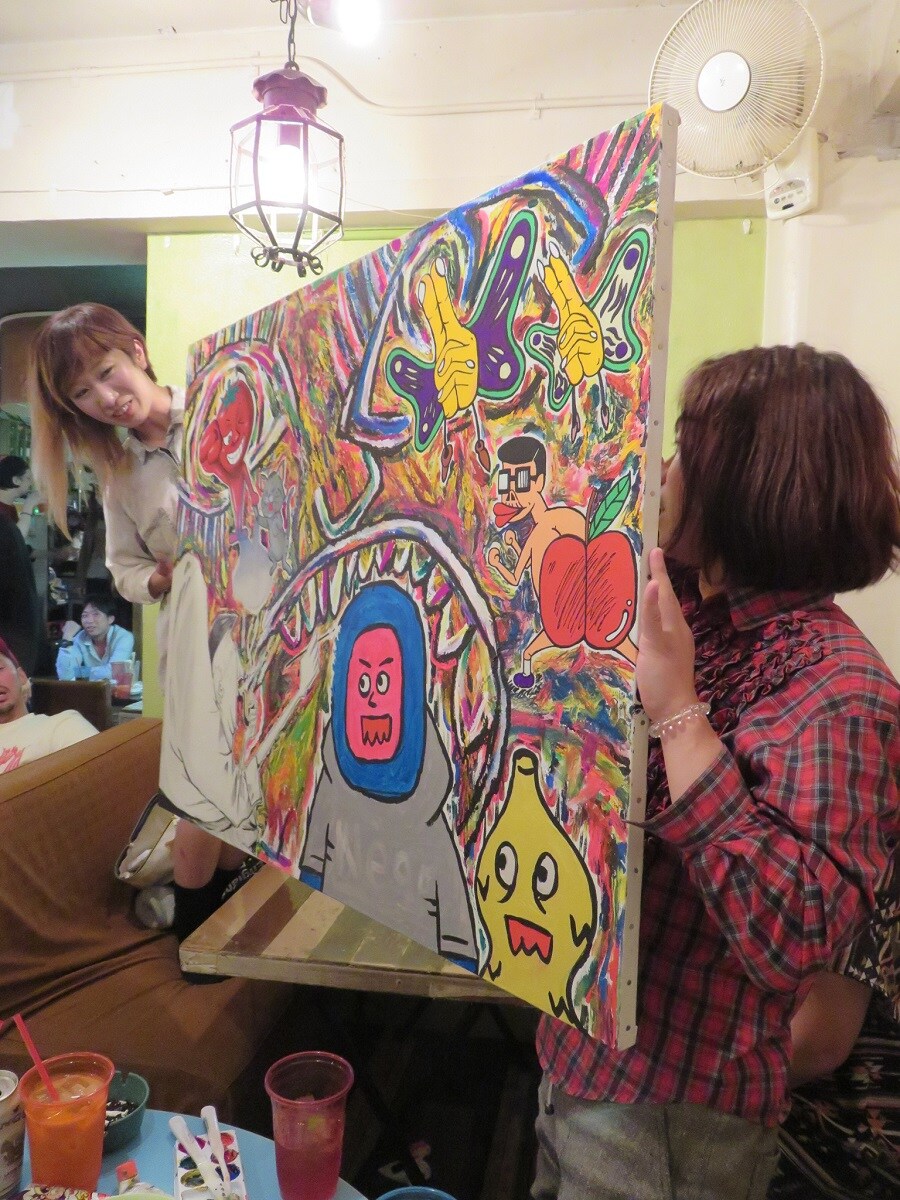 完成した「ARTリレー」が飾られる様子。