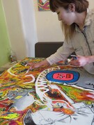 作品を仕上げるキシモトマイ。