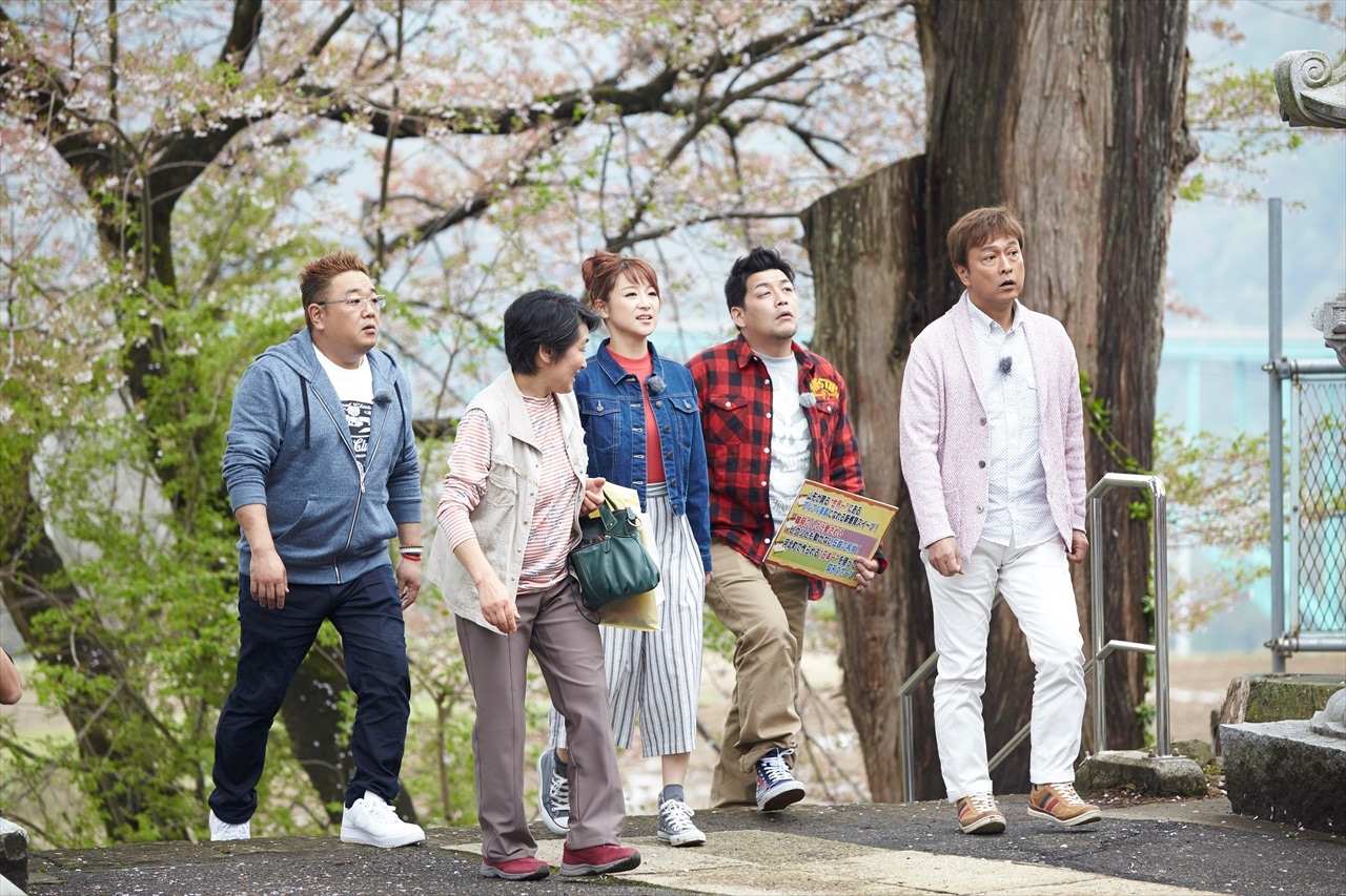 「サンドの仰天！田舎めぐり みちのくなんじゃこりゃ探検隊」のワンシーン。(c)仙台放送