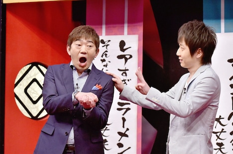 MCのメッセンジャー黒田とトニー・ジャン。(c)MBS