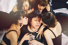 NON STYLE井上が出演する「NO」日本版ミュージックビデオのワンシーン。