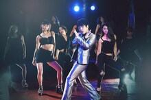 NON STYLE井上が出演する「NO」日本版ミュージックビデオのワンシーン。