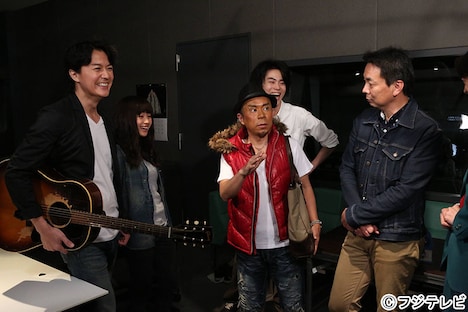 ナインティナイン岡村（中央）、福山雅治（左）ら。