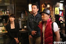 ドラマ「ラヴソング」に出演するナインティナイン岡村（右）。