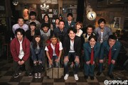 ナインティナイン岡村（前列中央左）ら「めちゃ×2イケてるッ！」メンバーと、福山雅治（前列中央右）らドラマ「ラヴソング」出演者たち。