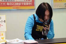 店内放送を行う永野。