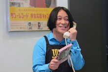 笑顔で応対する永野。