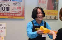 笑顔で品物を渡す永野。