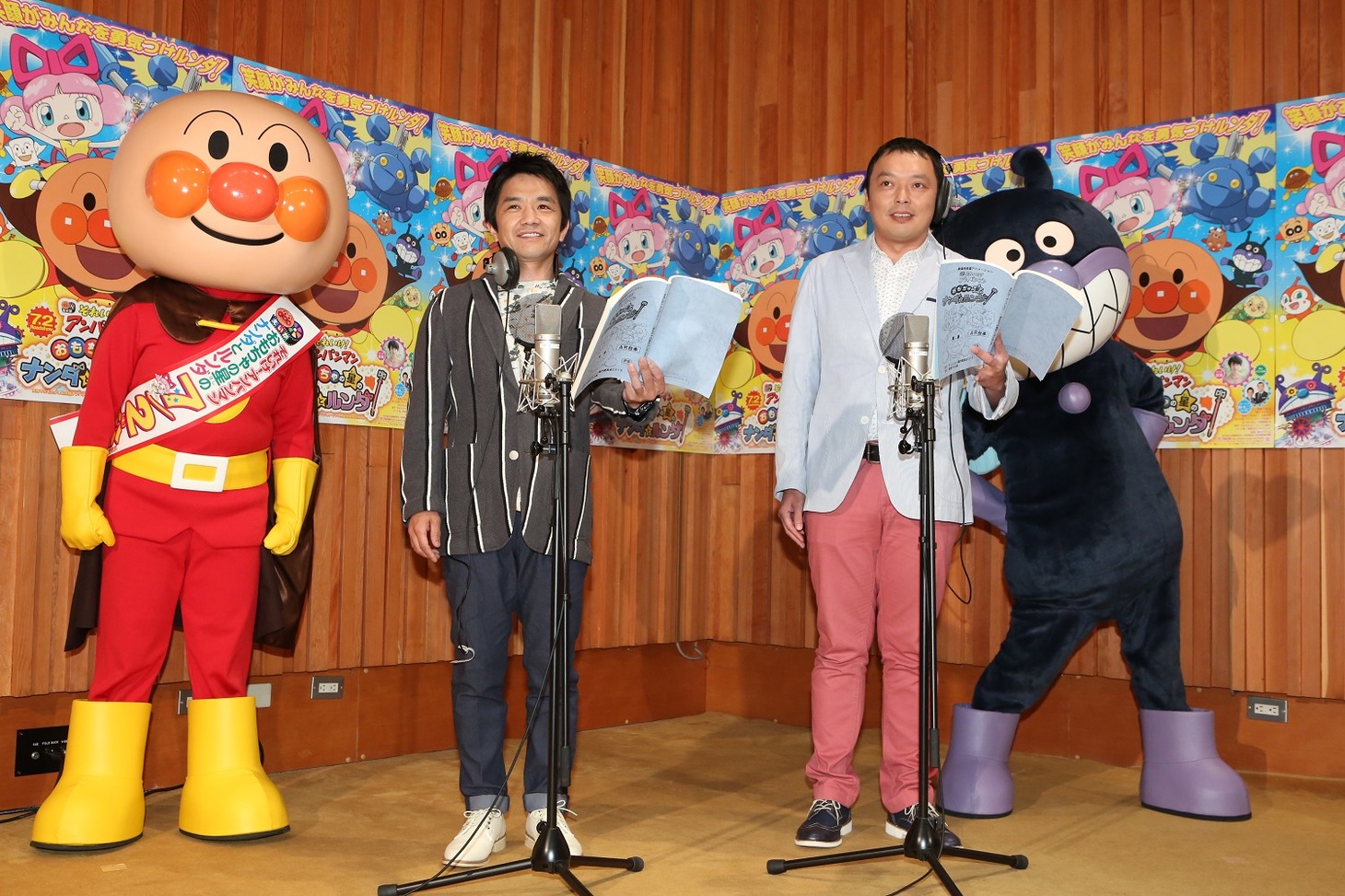 アニメ映画「それいけ！アンパンマン おもちゃの星のナンダとルンダ」でゲスト声優を務める中川家（中央）。