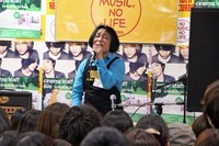 cinema staffのミニライブを盛り上げる永野。