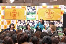 cinema staffのミニライブを盛り上げる永野。