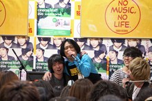 cinema staffのミニライブを盛り上げる永野。