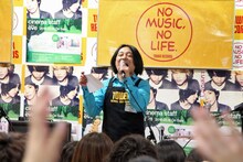 cinema staffのミニライブを盛り上げる永野。