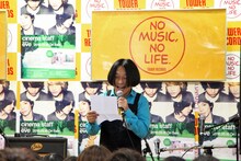 cinema staffのミニライブを盛り上げる永野。