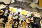 cinema staffのミニライブの様子。