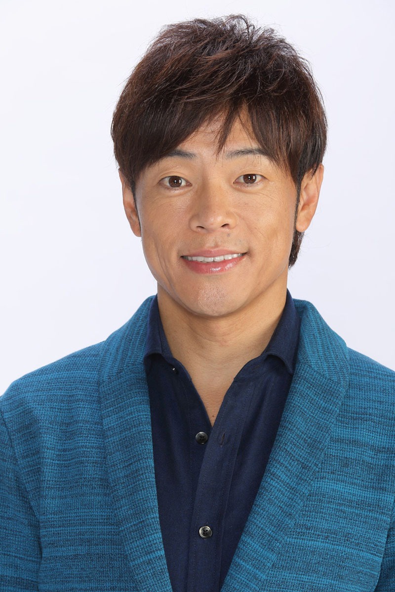 MCの陣内智則。