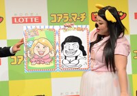 自身の絵と実際のコラボイラストを見比べる渡辺直美。