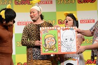 自身の絵と実際のコラボイラストを見比べるバンビーノ石山。