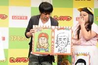 自身の絵と実際のコラボイラストを見比べるブラックマヨネーズ吉田