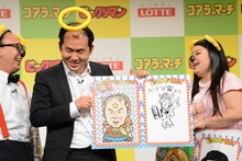 自身の絵と実際のコラボイラストを見比べるトレンディエンジェル斎藤。