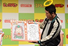 自身の絵と実際のコラボイラストを見比べる麒麟・田村。