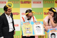 自身の絵と実際のコラボイラストを見比べるトレンディエンジェルたかし。