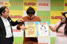 自身の絵と実際のコラボイラストを見比べるバンビーノ藤田。