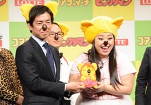 「コアラのマーチ賞」に選ばれた渡辺直美（右）。